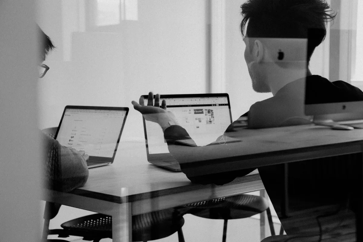 Espace de travail moderne avec plusieurs ordinateurs
